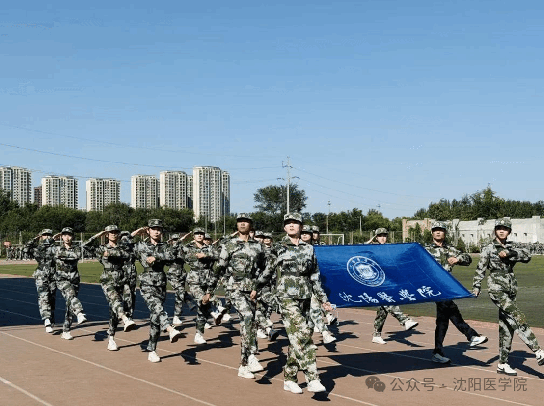 一群人在广场上 AI 生成的内容可能不正确。 一群人在广场上 AI 生成的内容可能不正确。
